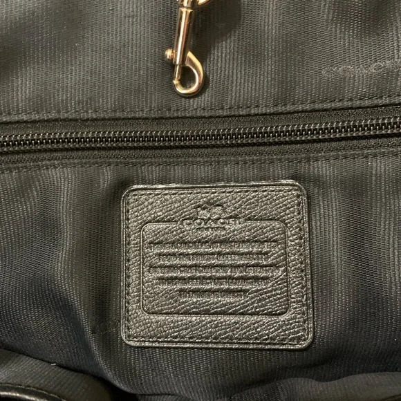 Coach Crossgrain Leather Taxi Tote Black
Shoulder Bag - Picture 3 of 11